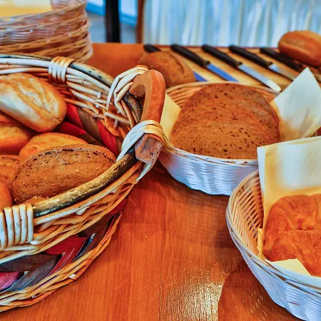 Hotel Pension Residence 招待所 3*