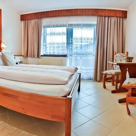 Hotel Pension Residence 招待所 3*