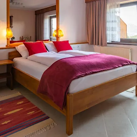 Hotel Pension Residence 招待所 3*